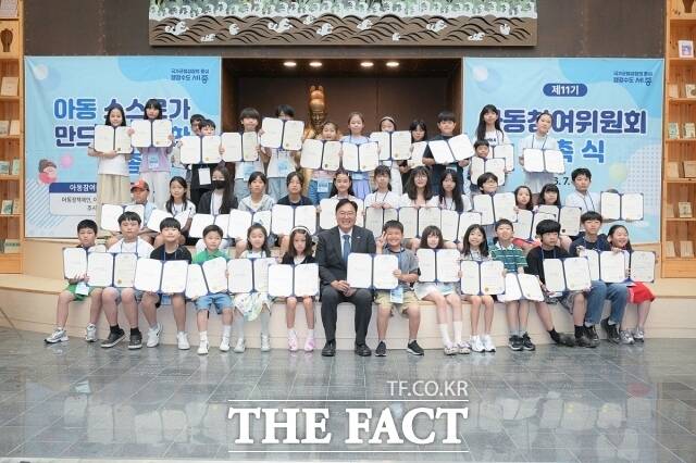 조상호 세종시장이 11일 시청 책문화센터에서 제11기 아동참여위원회 위촉식과 오리엔테이션을 갖고 참가자들고 기념 촬영을 하고 있다. /세종시