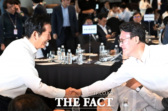 정청래 전 더불어민주당 대표와 김민석 전 국무총리(왼쪽부터)가 3일 오후 서울 용산구 서울드래곤시티에서 열린 22대 후반기 국회 대비 국회의원 워크숍에 참석해 인사를 나누고 있다. /서예원 기자