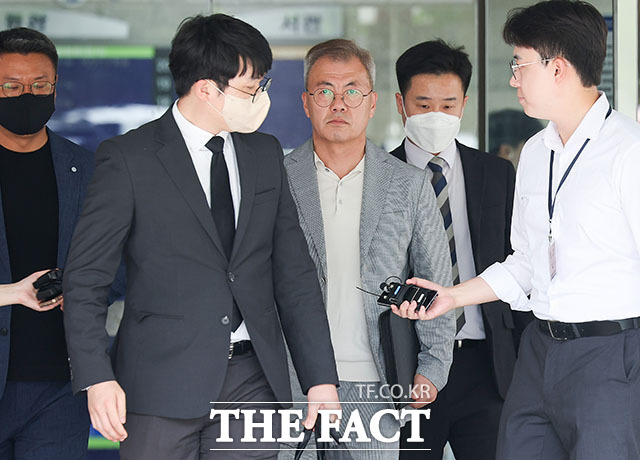 강호필 전 육군 지상작전사령관이 13일 오전 서울 서초구 서울중앙지방법원에서 열린 '내란 가담 의혹' 관련 구속 전 피의자 심문(영장실질심사)을 마친 뒤 법원을 나서고 있다. /서예원 기자(현장풀)