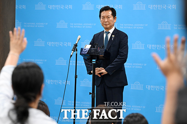 당대표 출마 선언 마친 뒤 인사하는 정 전 대표.