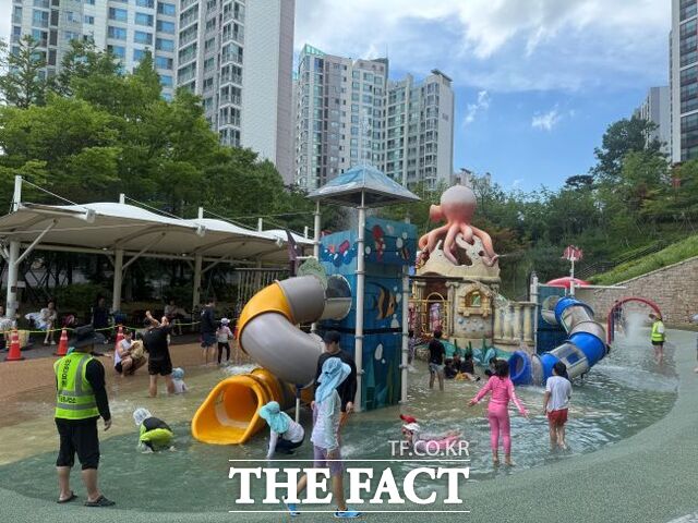 용인 지역 공원에 설치된 물놀이장 /용인시