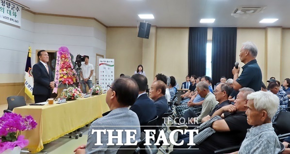 김홍열 청양군수의 남양면 주민과 대화가 13일 남양면 행복누림센터에서 열리고 있는 가운데 한 주민이 질문을 하고 있다. /김형중 기자