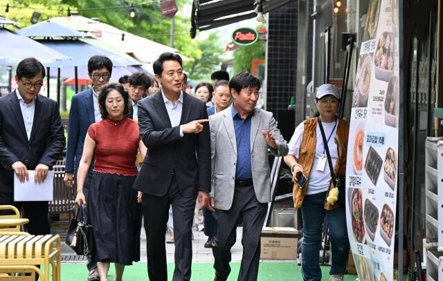 오세훈 서울시장은 최근 민선 9기 출범 이후 잇달아 야간경제 활성화를 핵심 정책으로 제시하며 관련 행보를 이어가고 있다. 사진은 오세훈 서울시장이 3일 강서구 마곡미술길에서 골목 상점들을 둘러보고 있다. /서울시
