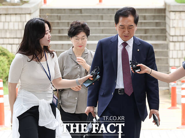 김기현 국민의힘 의원(왼쪽)과 배우자 이모 씨가 13일 오전 서울 서초구 서울중앙지방법원에서 열린 청탁금지법 위반 혐의 공판에 출석하고 있다. /남윤호 기자