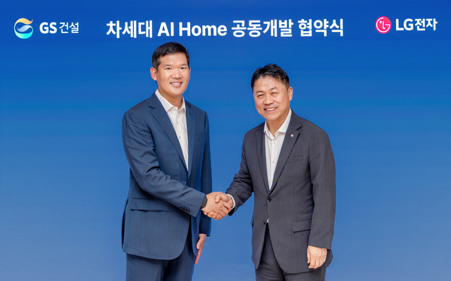 류재철 LG전자 사장(오른쪽)과 허윤홍 GS건설 대표가 지난 10일 서울 종로구 그랑서울 빌딩에서 열린 '차세대 AI홈 공동개발 협약식'에서 기념 촬영하고 있다. /LG전자
