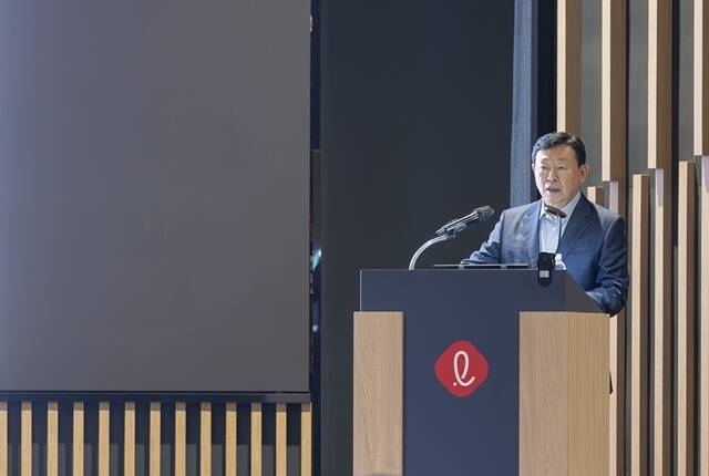 신동빈 롯데그룹 회장이 지난해 7월 경기 오산 롯데인재개발원에서 열린 2025 하반기 VCM에서 경영 메시지를 전하고 있다. /롯데그룹
