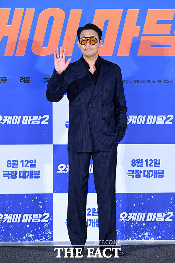 배우 박성웅과 박진주, 려운, 엄정화, 배정남, 최수영, 이상윤(왼쪽부터)이 13일 오전 서울 용산구 CGV 용산아이파크몰에서 열린 영화 ‘오케이 마담2’ 제작보고회에 참석해 포즈를 취하고 있다. /서예원 기자