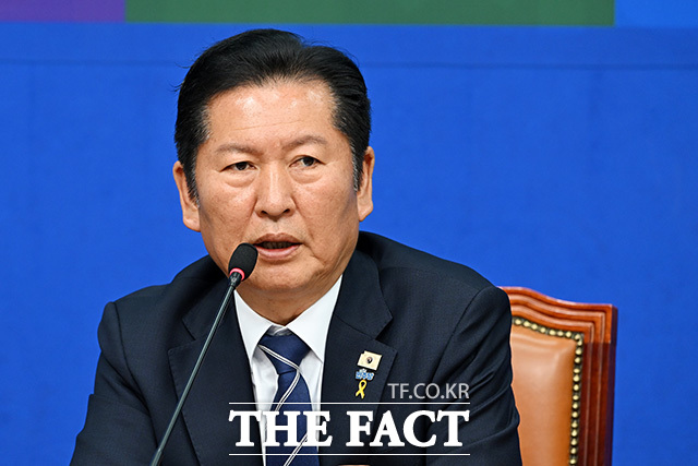 정청래 전 더불어민주당 대표가 13일 국회에서 당대표 출마 기자회견을 열고 