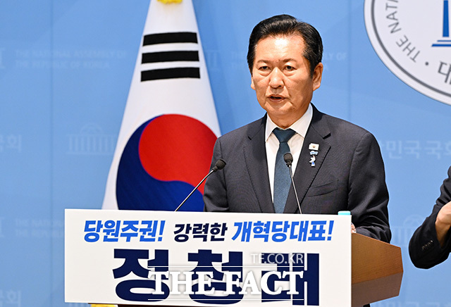 정청래 전 더불어민주당 대표가 13일 오후 서울 여의도 국회 소통관에서 기자회견을 열고 당대표 출마선언을 하고 있다. /국회=남용희 기자