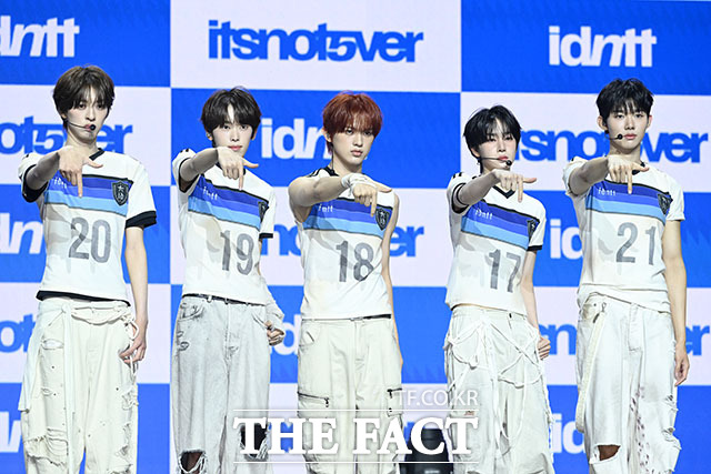 그룹 아이덴티티의 조은찬 양경호 이주헌 곽기웅 김은성(왼쪽부터)은 세 번째 유닛 이츠낫오버(itsnot5ver) 멤버로 활동에 나선다./서예원 기자