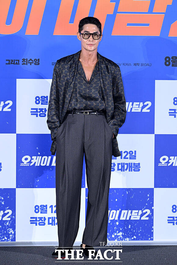 배우 박성웅과 박진주, 려운, 엄정화, 배정남, 최수영, 이상윤(왼쪽부터)이 13일 오전 서울 용산구 CGV 용산아이파크몰에서 열린 영화 ‘오케이 마담2’ 제작보고회에 참석해 포즈를 취하고 있다. /서예원 기자