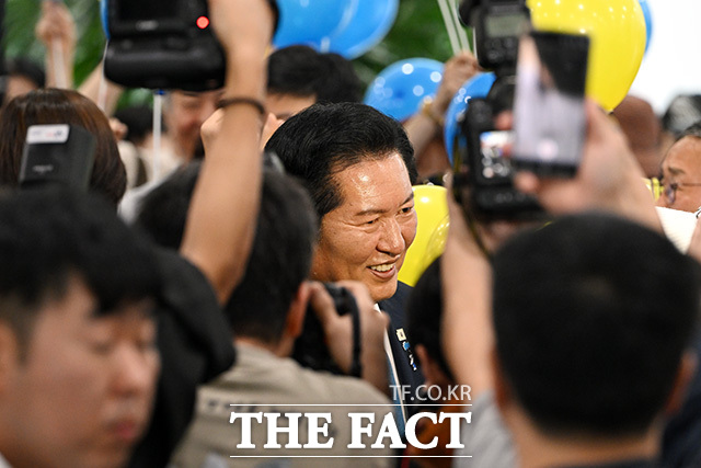 당대표 출마 선언 마친 뒤 인사하는 정 전 대표.