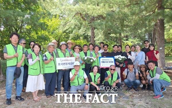 호국보훈기념사업회가 12일 국립대전현충원에서 제621회 참배 행사를 개최하고 6·25전쟁 유엔참전국 유학생들에게 장학금을 전달하는 보훈문화 행사를 펼쳤다. /호국보훈기념사업회
