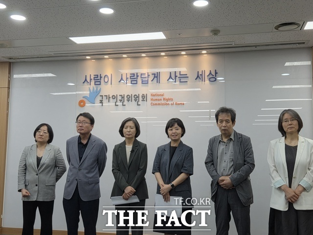국가인권위원회(인권위) 전원위원회(전원위)에서 '윤석열 전 대통령 방어권 보장' 권고안을 폐기하는 안건이 결국 상정되지 못했다. 이날 오후 3시 제13차 인권위 전원위에서는 안건 상정 여부를 둘러싼 위원들 간 공방이 오갔다. 전원위가 종료된 뒤 인권위원 6인이 안창호 위원장을 비판하는 입장을 냈다. /김태연 기자