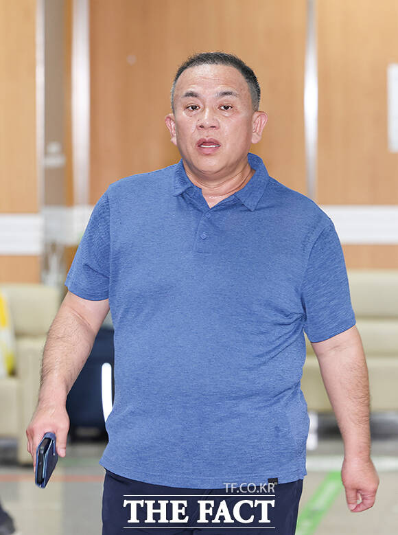 정치 브로커 명태균 씨가 13일 오전 서울 서초구 서울중앙지법에서 열린 무상 여론조사 수수 사건에 대한 선고 공판에 출석하고 있다. /사진공동취재단