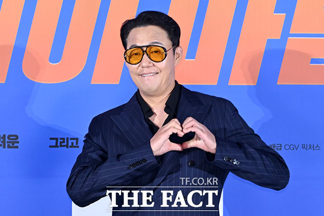 배우 박성웅과 박진주, 려운, 엄정화, 배정남, 최수영, 이상윤(왼쪽부터)이 13일 오전 서울 용산구 CGV 용산아이파크몰에서 열린 영화 ‘오케이 마담2’ 제작보고회에 참석해 포즈를 취하고 있다. /서예원 기자