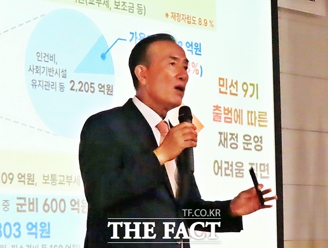 청양군정 비전에 대해 설명하고 있는 김홍열 청양군수. /김형중 기자