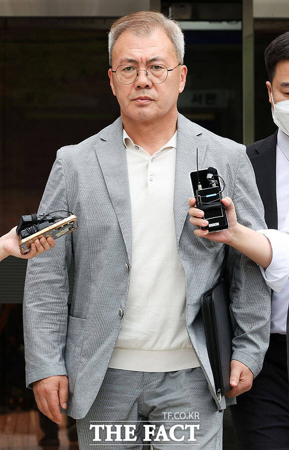 강호필 전 육군 지상작전사령관이 13일 오전 서울 서초구 서울중앙지방법원에서 열린 '내란 가담 의혹' 관련 구속 전 피의자 심문(영장실질심사)을 마친 뒤 법원을 나서고 있다. /서예원 기자(현장풀)