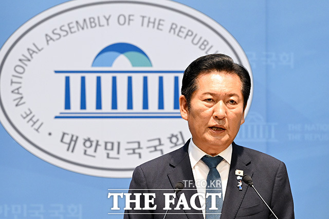 당대표 출마 선언 마친 뒤 인사하는 정 전 대표.