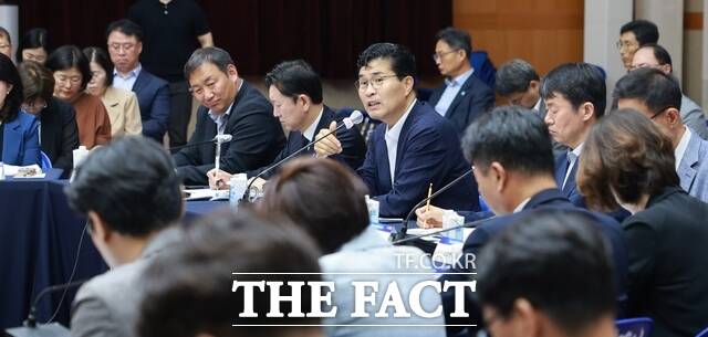 13일 전북도청 대회의실에서 간부공무원 120여 명이 참석한 가운데 열린 확대간부회의에서 이원택 전북도지사가 회의를 주재하고 있다. /전북도