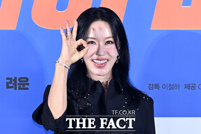 배우 박성웅과 박진주, 려운, 엄정화, 배정남, 최수영, 이상윤(왼쪽부터)이 13일 오전 서울 용산구 CGV 용산아이파크몰에서 열린 영화 ‘오케이 마담2’ 제작보고회에 참석해 포즈를 취하고 있다. /서예원 기자