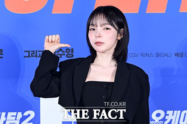 배우 박성웅과 박진주, 려운, 엄정화, 배정남, 최수영, 이상윤(왼쪽부터)이 13일 오전 서울 용산구 CGV 용산아이파크몰에서 열린 영화 ‘오케이 마담2’ 제작보고회에 참석해 포즈를 취하고 있다. /서예원 기자