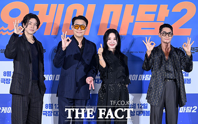 배우 박성웅과 박진주, 려운, 엄정화, 배정남, 최수영, 이상윤(왼쪽부터)이 13일 오전 서울 용산구 CGV 용산아이파크몰에서 열린 영화 ‘오케이 마담2’ 제작보고회에 참석해 포즈를 취하고 있다. /서예원 기자