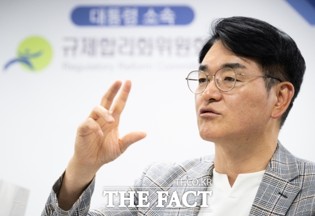 규제합리화위원회 민생분과위원회와 식품의약품안전처는 13일 '야구장 등 체육시설 내 조리식품 이동판매' 허용을 추진한다고 밝혔다. 박용진 규제합리화위원회 부위원장은