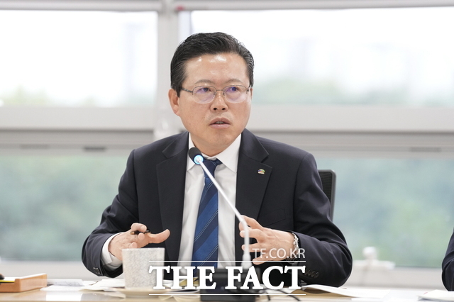 장기수 천안시장이 13일 시청 중회의실에서 열린 간부회의에서 폭우·폭염 대응 및 국비 확보 전략 등을 강조하고 있다. /천안시