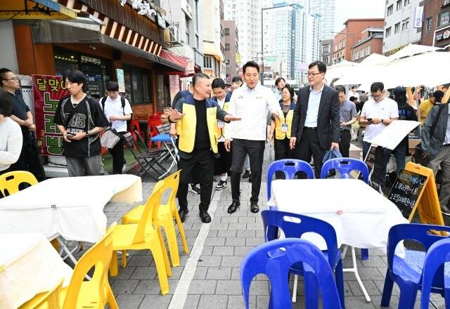 오세훈 서울시장이 10일 중랑구 상봉먹자골목을 방문해 거리 상권을 둘러보고 있다. /서울시