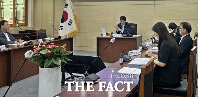 청양군이 12일 적극행정위원회 회의를 통해 우수공무원 선발을 심의하고 있다. /청양군