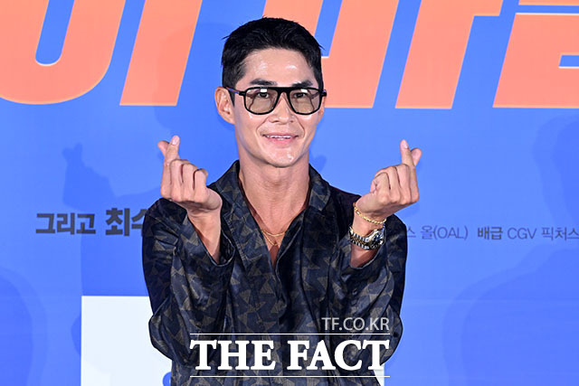 배우 박성웅과 박진주, 려운, 엄정화, 배정남, 최수영, 이상윤(왼쪽부터)이 13일 오전 서울 용산구 CGV 용산아이파크몰에서 열린 영화 ‘오케이 마담2’ 제작보고회에 참석해 포즈를 취하고 있다. /서예원 기자