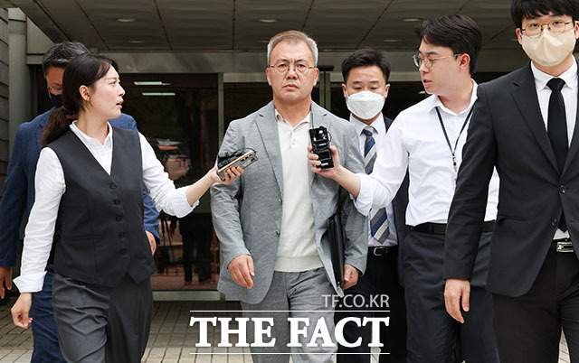 강호필 전 육군 지상작전사령관이 13일 오전 서울 서초구 서울중앙지방법원에서 열린 '내란 가담 의혹' 관련 구속 전 피의자 심문(영장실질심사)을 마친 뒤 법원을 나서고 있다. /서예원 기자(현장풀)