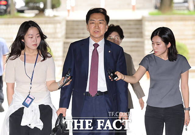 김기현 국민의힘 의원(왼쪽)과 배우자 이모 씨가 13일 오전 서울 서초구 서울중앙지방법원에서 열린 청탁금지법 위반 혐의 공판에 출석하고 있다. /남윤호 기자