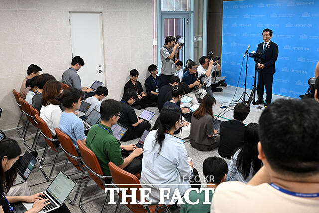 당대표 출마 선언 마친 뒤 인사하는 정 전 대표.