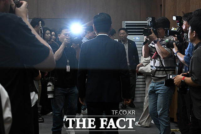 당대표 출마 선언 마친 뒤 인사하는 정 전 대표.