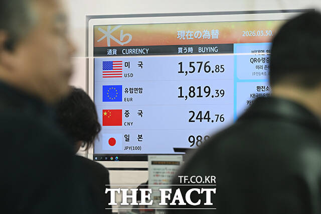 중동사태로 인해 원·달러 환율이 상승하고 있는 지난 4월 30일 오전 인천국제공항 환전소 앞으로 여행객들이 지나고 있다. /인천국제공항=김성렬 기자