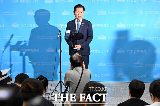 당대표 출마 선언 마친 뒤 인사하는 정 전 대표.