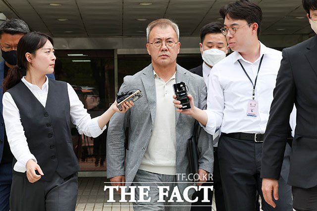 강호필 전 육군 지상작전사령관이 13일 오전 서울 서초구 서울중앙지방법원에서 '내란 가담 의혹'과 관련해 구속 전 피의자 심문(영장실질심사)을 마치고 법원을 나서고 있다. /서예원 기자
