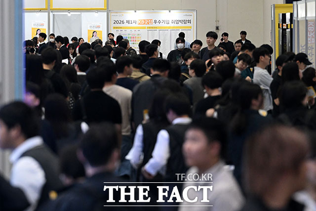 지난 4월 강남구 삼성동 코엑스에서 열린 ‘2026 1차 KB굿잡 우수기업 취업박람회’에서 구직자들이 부스를 둘러보고 있다./더팩트DB
