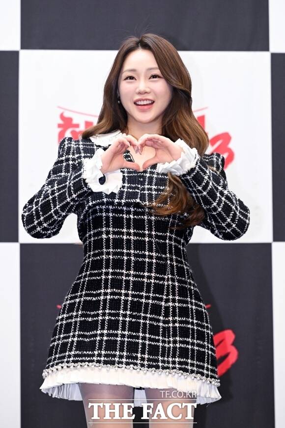 가수 홍지윤이 SM C&C와 전속계약을 체결했다. 사진은 지난 3월 홍지윤이 MBN 서바이벌 예능 ‘현역가왕3’ 기자간담회에 참석해 포즈를 취하고 잇는 모습. /서예원 기자