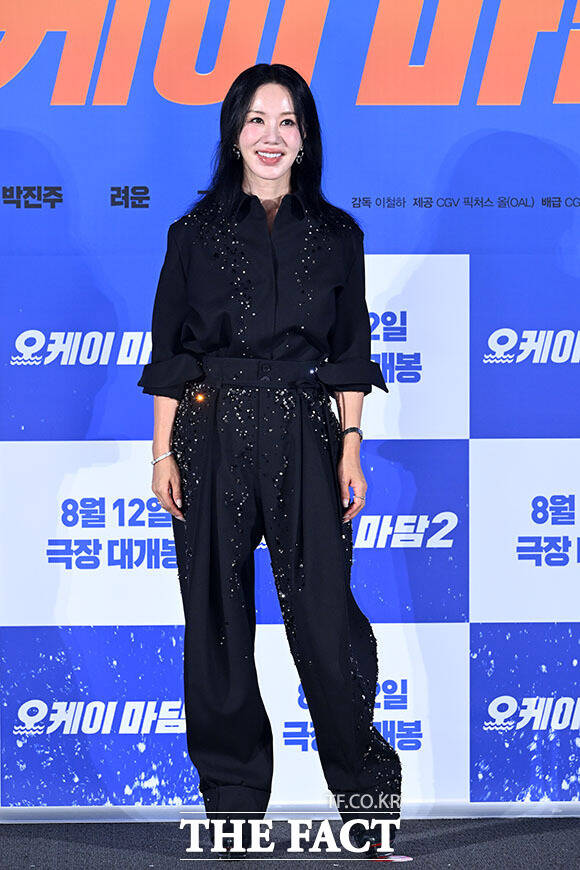 배우 박성웅과 박진주, 려운, 엄정화, 배정남, 최수영, 이상윤(왼쪽부터)이 13일 오전 서울 용산구 CGV 용산아이파크몰에서 열린 영화 ‘오케이 마담2’ 제작보고회에 참석해 포즈를 취하고 있다. /서예원 기자