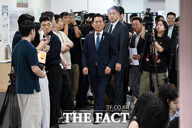 당대표 출마 선언 마친 뒤 인사하는 정 전 대표.