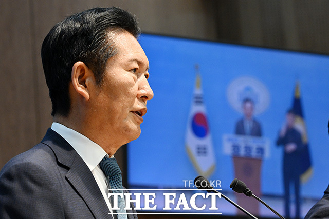 당대표 출마 선언 마친 뒤 인사하는 정 전 대표.