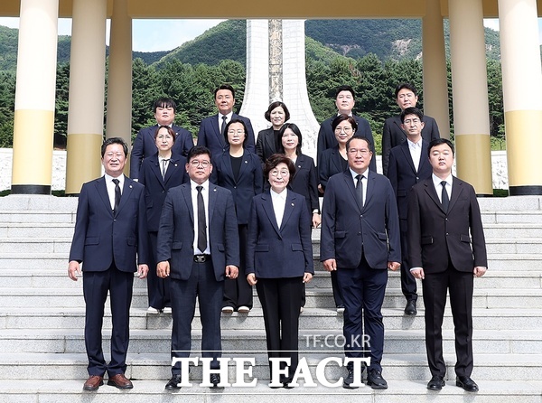 대전시 유성구의회가 13일 국립대전현충원 참배를 시작으로 구민을 위한 의정 활동에 들어갔다. /유성구의회