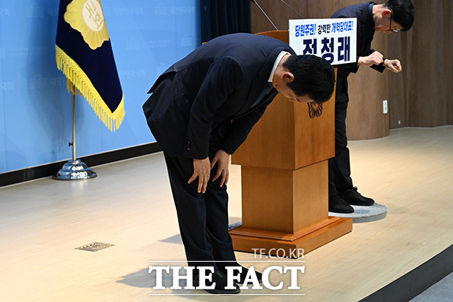 당대표 출마 선언 마친 뒤 인사하는 정 전 대표.