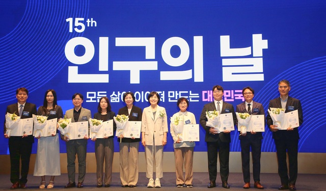 현수엽 보건복지부 제1차관(왼쪽 여섯 번째)과 '제15회 인구의 날' 유공 포상 수상자인 탁정숙 hy 프레시 매니저(차관 오른쪽)가 기념촬영을 하고 있다.