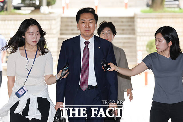 김기현 국민의힘 의원과 배우자 이모 씨가 13일 오전 서울 서초구 서울중앙지방법원에서 열린 청탁금지법 위반 혐의 공판에 출석하고 있다. /남윤호 기자(현장풀)