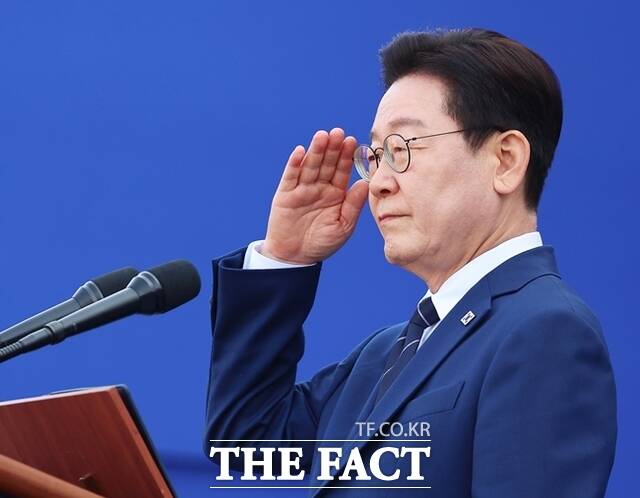 경찰청은 제6차 특별성과 포상금 심의위원회를 열고 경기남부경찰청 사이버범죄수사2대 이진형 경위 등 3명을 특별성과 포상금 1500만원 지급 대상으로 선정했다고 13일 밝혔다. 이재명 대통령은 당시 수사 성과를 보고받은 뒤 