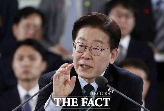 이재명 대통령이 오는 23일 부동산 국민 대토론회를 주재한다. 세제부터 주택 공급·금융 규제까지 부동산 정책 전반을 논의할 예정이다. 사진은 이재명 대통령이 지난 3월 30일 제주 한라대학교에서 열린 '제주의 마음을 듣다' 타운홀 미팅에서 발언하고 있다. /뉴시스